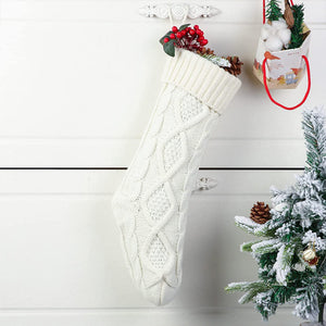 Weihnachtsstrümpfe - Der Weihnachtsmann legt Geschenke auf Socken