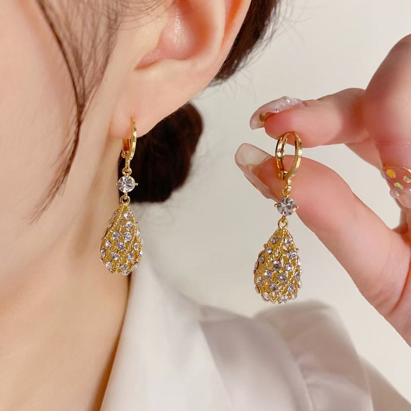 Modische Ohrringe mit Diamanten